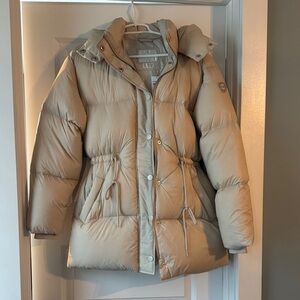 BNWT Abercrombie and Fitch Beige Puffer Jacket Small